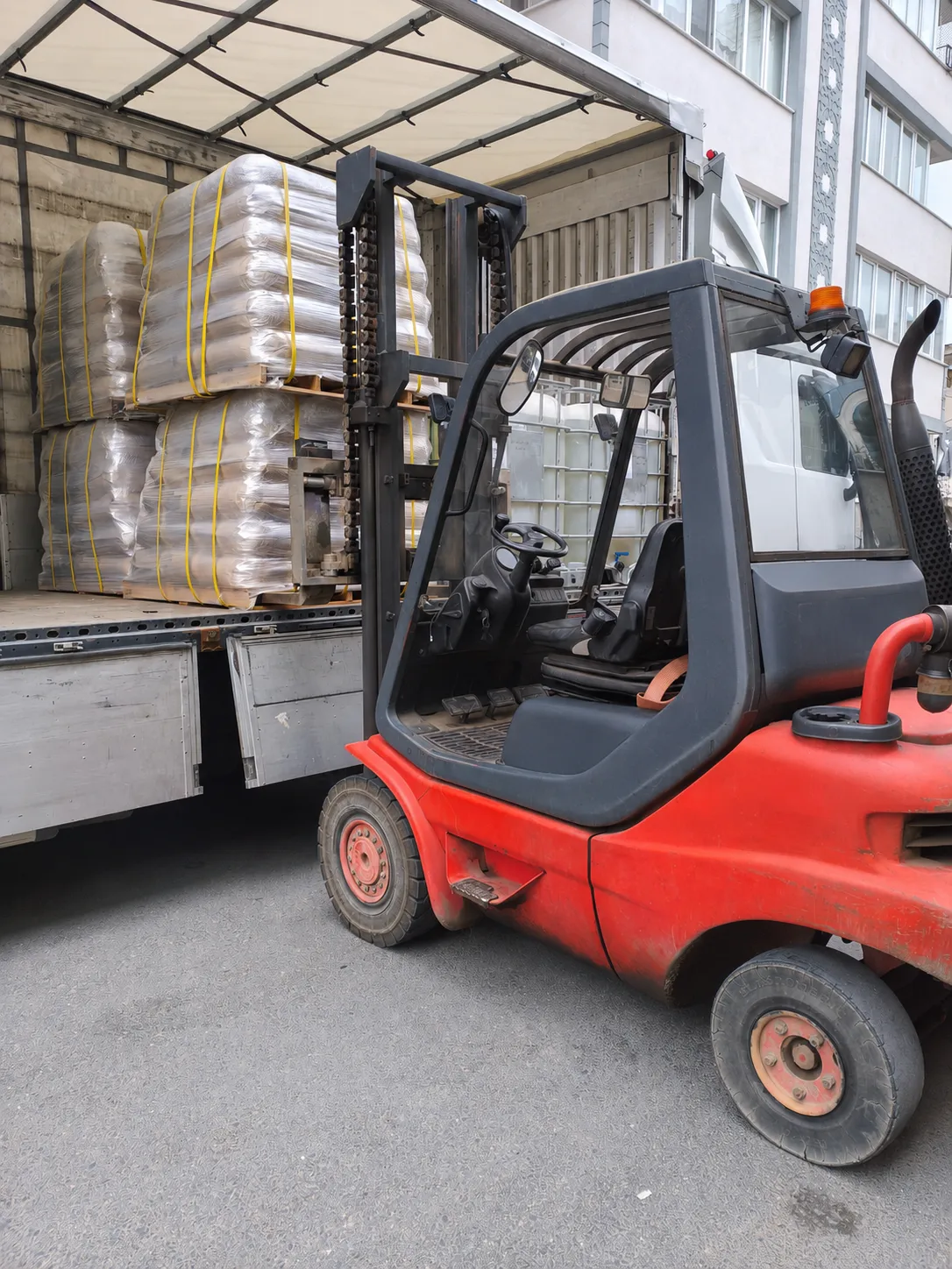 Ataşehir kamyondan yük boşaltma forklift hizmeti - Yunus Forklift